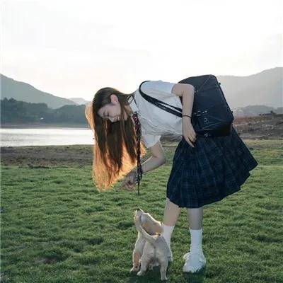 向天真的女生投降